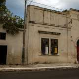 Sulla sinistra dell�entrata si trova poi un ingresso pi� piccolo, sormontato da una finestrella e da un frontone da cui pendono dei rami di fico. Conduce all�interno della cappella